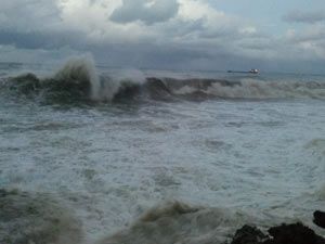 Akçaabat'ta dev dalgalar oluştu