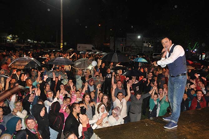 Sinan Yılmza Yağmur Altında Söyledi 11