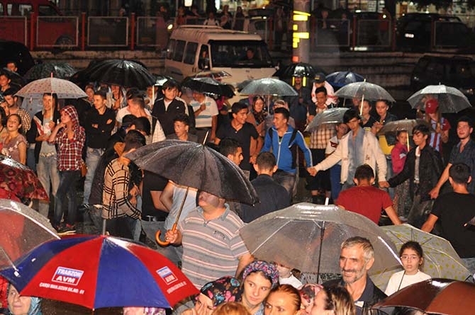 Sinan Yılmza Yağmur Altında Söyledi 12