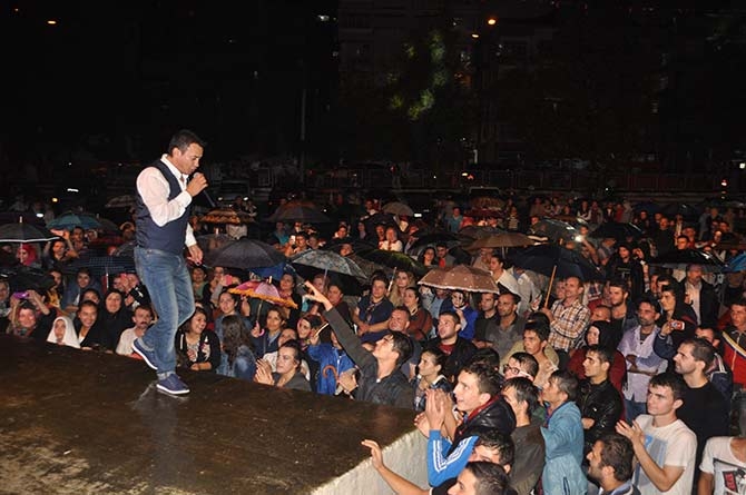 Sinan Yılmza Yağmur Altında Söyledi 5