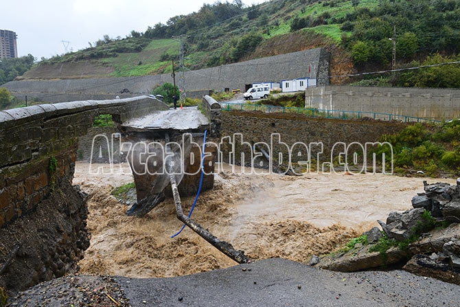 Akçaabat'ta Tarihi köprü yıkıldı 1