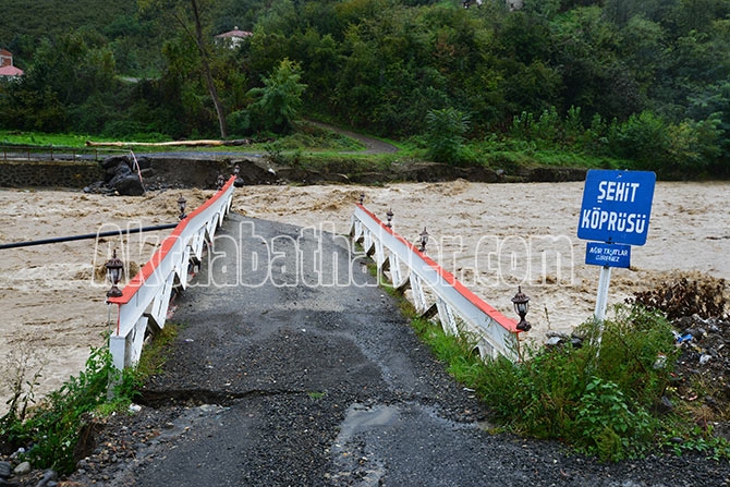 Akçaabat'ta Tarihi köprü yıkıldı 16