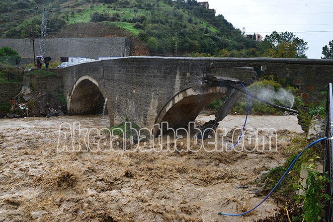 Akçaabat'ta Tarihi köprü yıkıldı 19