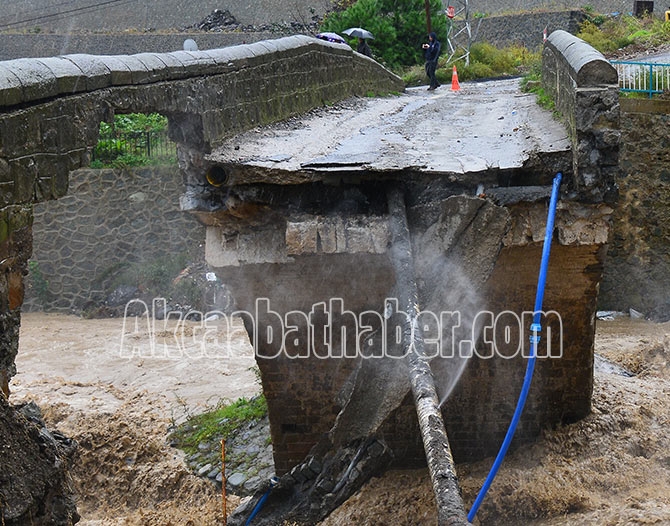 Akçaabat'ta Tarihi köprü yıkıldı 2