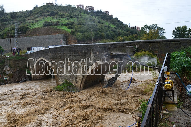 Akçaabat'ta Tarihi köprü yıkıldı 20