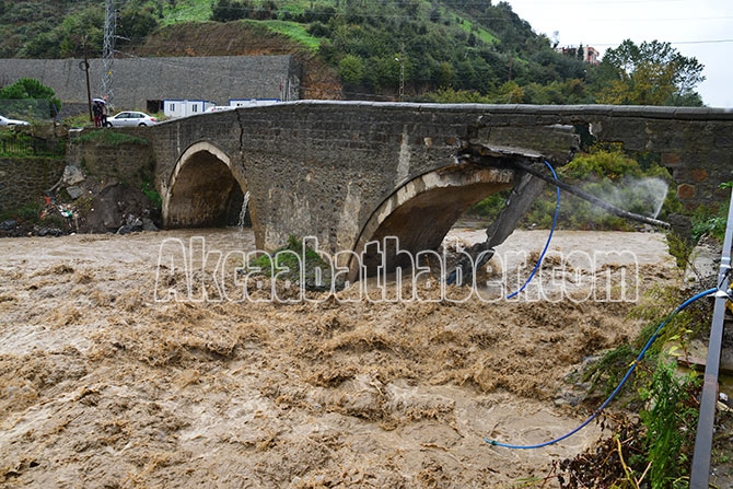 Akçaabat'ta Tarihi köprü yıkıldı 22