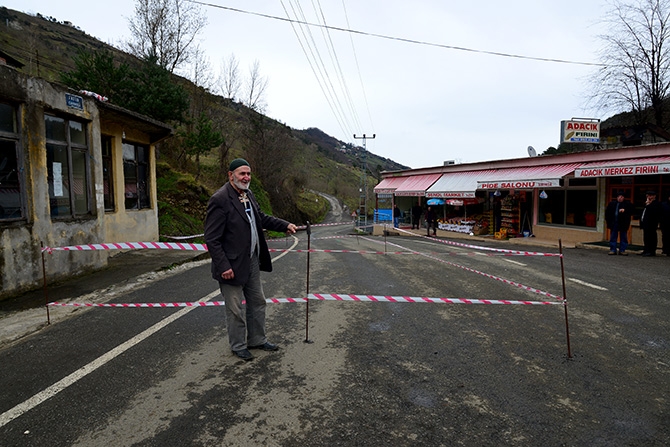 Belediyeye Kızdı Yolu Kapattı 3