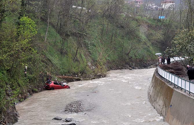 Akçaabat’ta dere yatağına yuvarlanan otomobildeki 1 kişi öldü, 1 kişi de 1