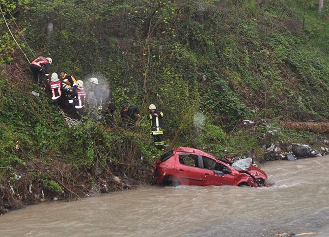 Akçaabat’ta dere yatağına yuvarlanan otomobildeki 1 kişi öldü, 1 kişi de 2