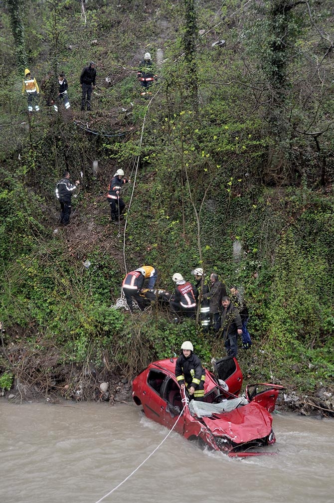 Akçaabat’ta dere yatağına yuvarlanan otomobildeki 1 kişi öldü, 1 kişi de 3