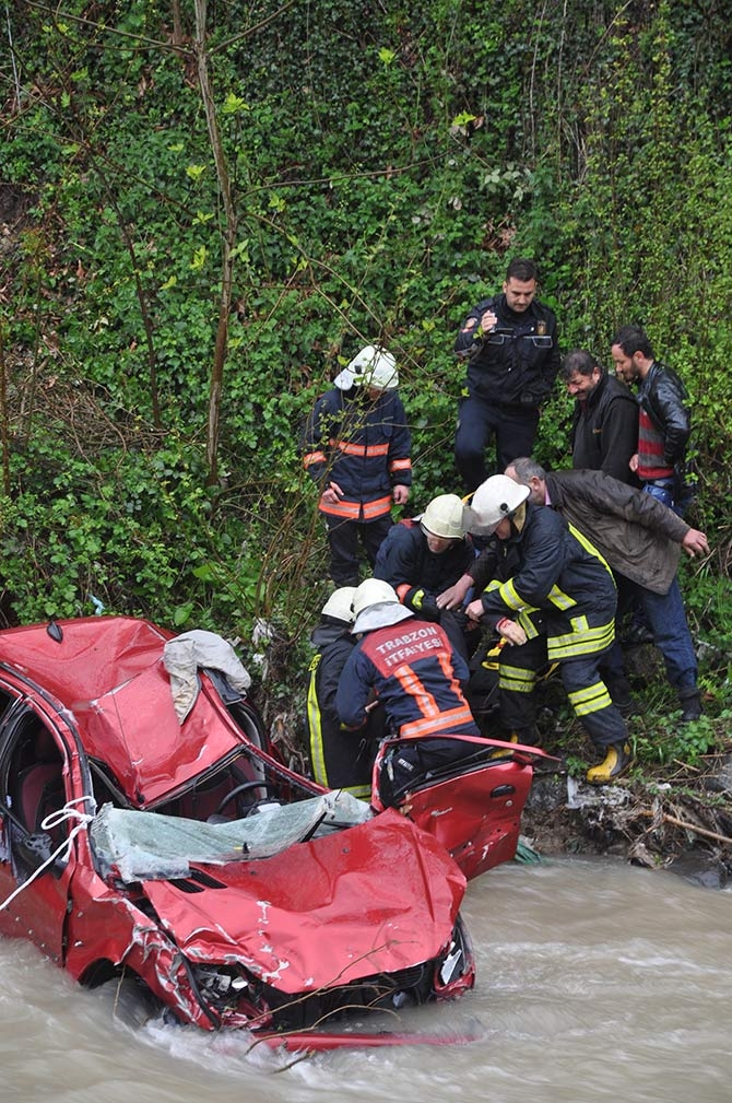 Akçaabat’ta dere yatağına yuvarlanan otomobildeki 1 kişi öldü, 1 kişi de 4