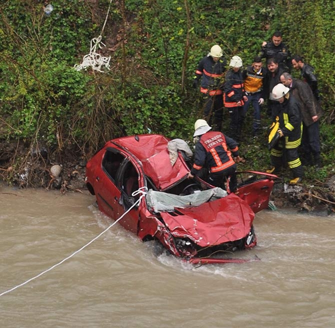 Akçaabat’ta dere yatağına yuvarlanan otomobildeki 1 kişi öldü, 1 kişi de 5