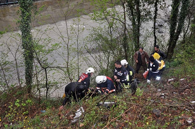 Akçaabat’ta dere yatağına yuvarlanan otomobildeki 1 kişi öldü, 1 kişi de 7
