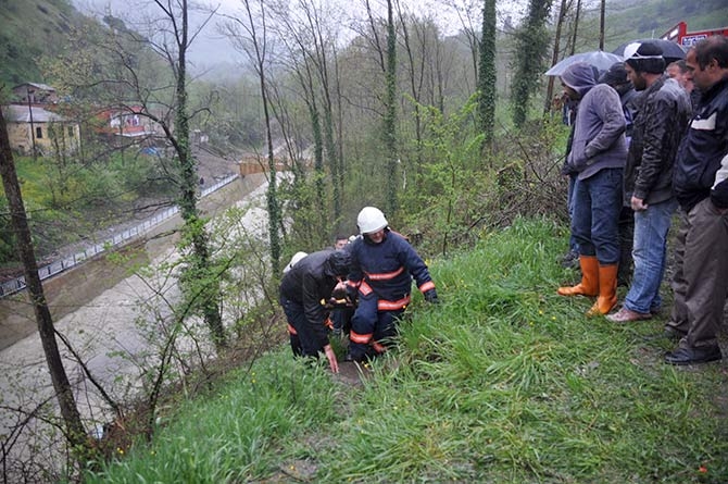 Akçaabat’ta dere yatağına yuvarlanan otomobildeki 1 kişi öldü, 1 kişi de 8