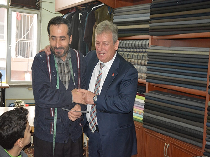 Haluk Pekşen, Akçaabat’ta esnaf ziyaretinde bulundu. 2