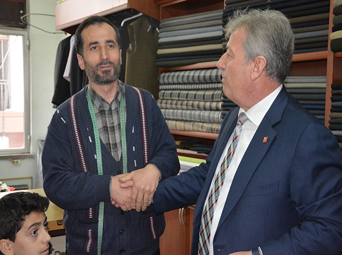 Haluk Pekşen, Akçaabat’ta esnaf ziyaretinde bulundu. 3