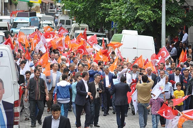 AK Parti, Akçaabat’ta seçim yürüyüşü yaptı. 10