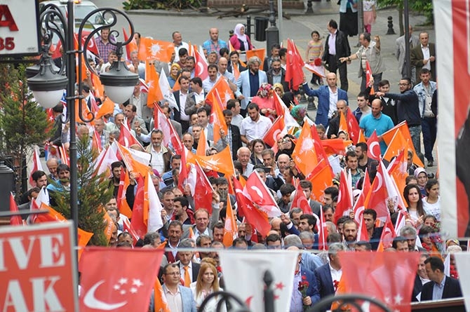 AK Parti, Akçaabat’ta seçim yürüyüşü yaptı. 11