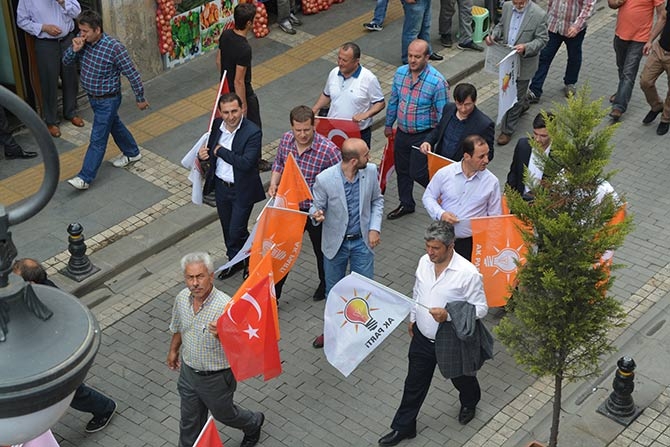 AK Parti, Akçaabat’ta seçim yürüyüşü yaptı. 12