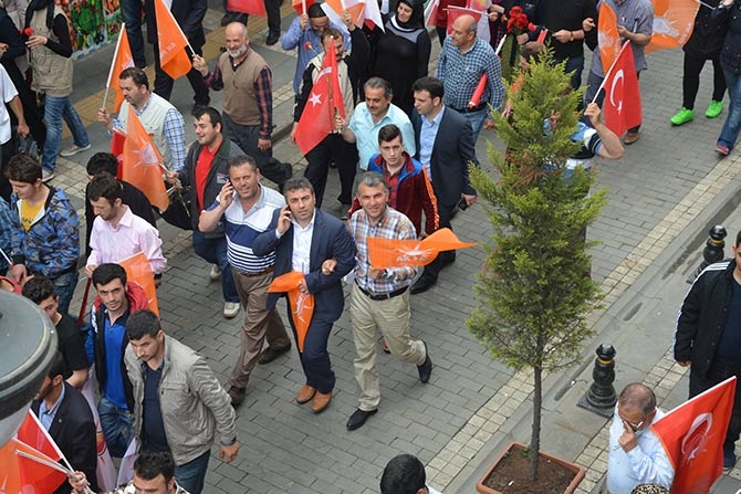AK Parti, Akçaabat’ta seçim yürüyüşü yaptı. 13