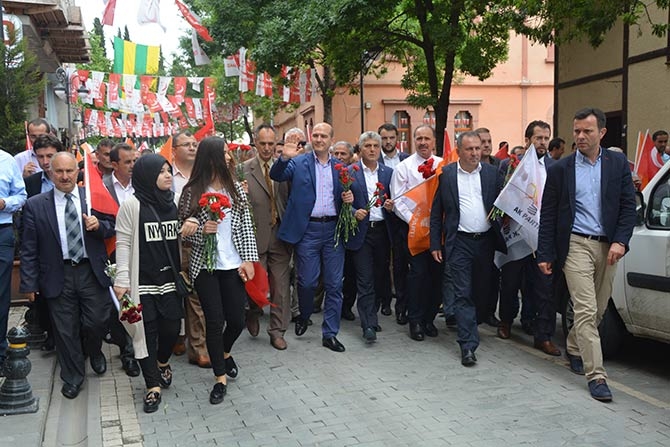 AK Parti, Akçaabat’ta seçim yürüyüşü yaptı. 7