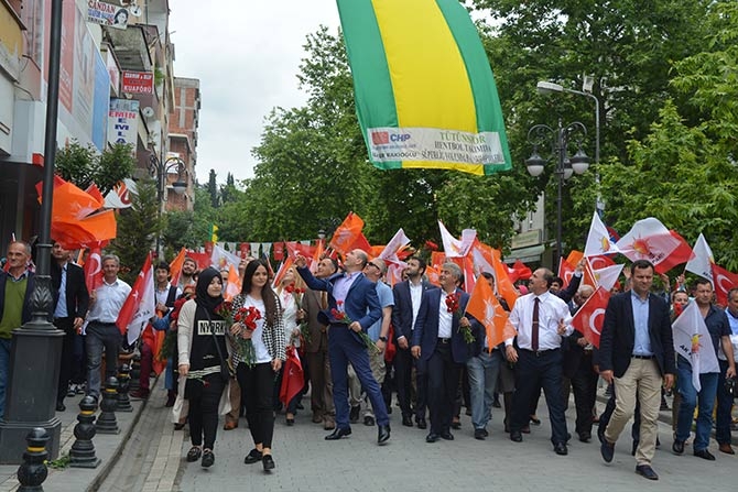 AK Parti, Akçaabat’ta seçim yürüyüşü yaptı. 8