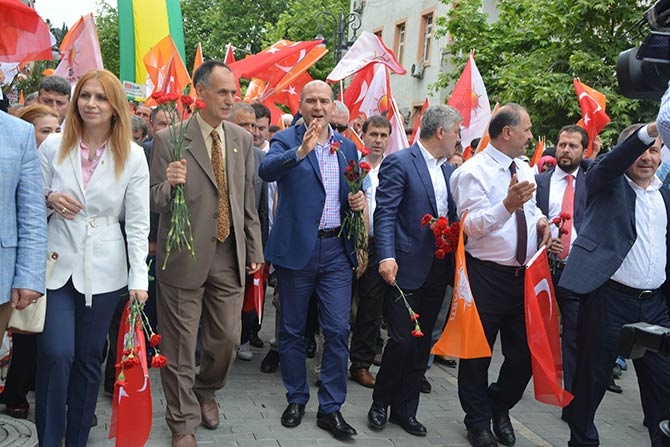 AK Parti, Akçaabat’ta seçim yürüyüşü yaptı. 9