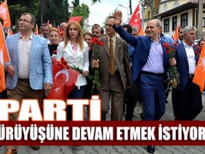 AK Parti, Akçaabat’ta seçim yürüyüşü yaptı.