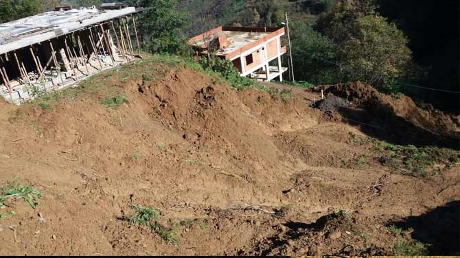 Akçaabat'ta heyelan 7