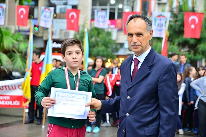 Gençlik ve Spor Bayramı çeşitli etkinlikler ile kutlandı. 12