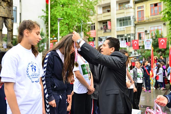 Gençlik ve Spor Bayramı çeşitli etkinlikler ile kutlandı. 21