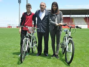 AKÇAABAT'TA BİSİKLET DAĞITIMI YAPILDI