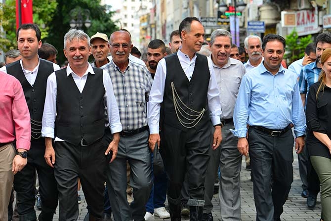 28. Uluslararası Akçaabat Müzik ve Halk Oyunları Festivali devam ediyor. 1