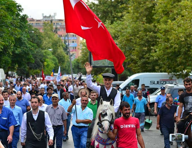 28. Uluslararası Akçaabat Müzik ve Halk Oyunları Festivali devam ediyor. 11