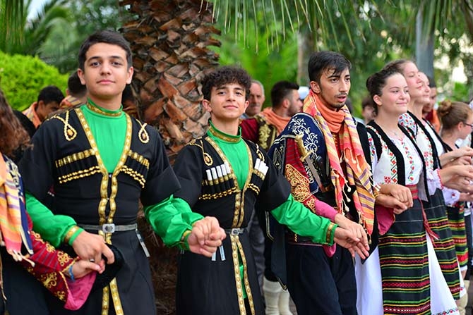 28. Uluslararası Akçaabat Müzik ve Halk Oyunları Festivali devam ediyor. 18