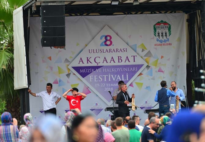 28. Uluslararası Akçaabat Müzik ve Halk Oyunları Festivali devam ediyor. 3