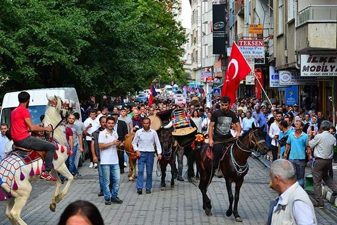 28. Uluslararası Akçaabat Müzik ve Halk Oyunları Festivali devam ediyor. 4