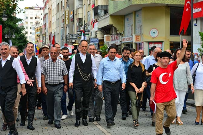 28. Uluslararası Akçaabat Müzik ve Halk Oyunları Festivali devam ediyor. 8