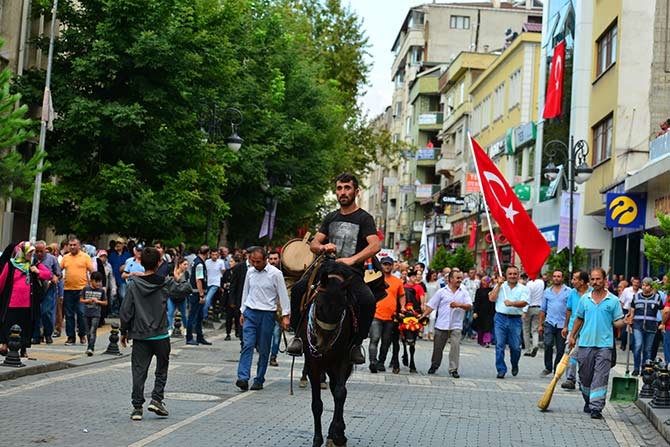 28. Uluslararası Akçaabat Müzik ve Halk Oyunları Festivali devam ediyor. 9