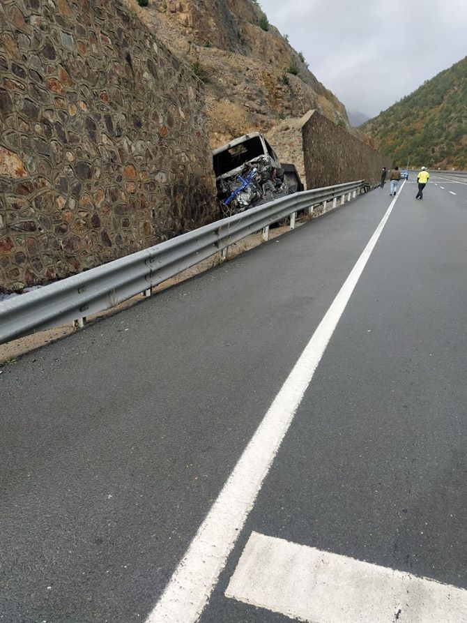 Gümüşhane'de Kamyon Yandı 11