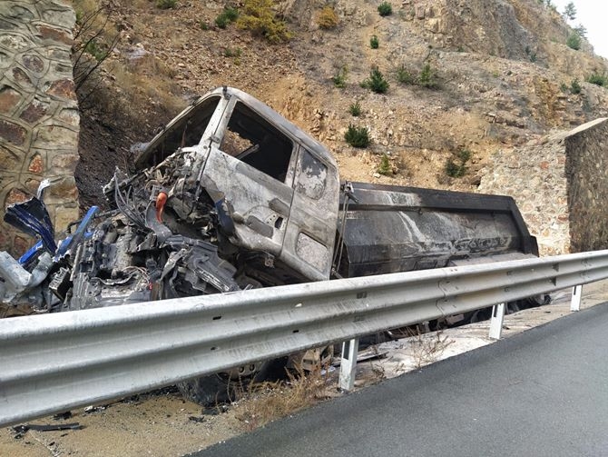 Gümüşhane'de Kamyon Yandı 13