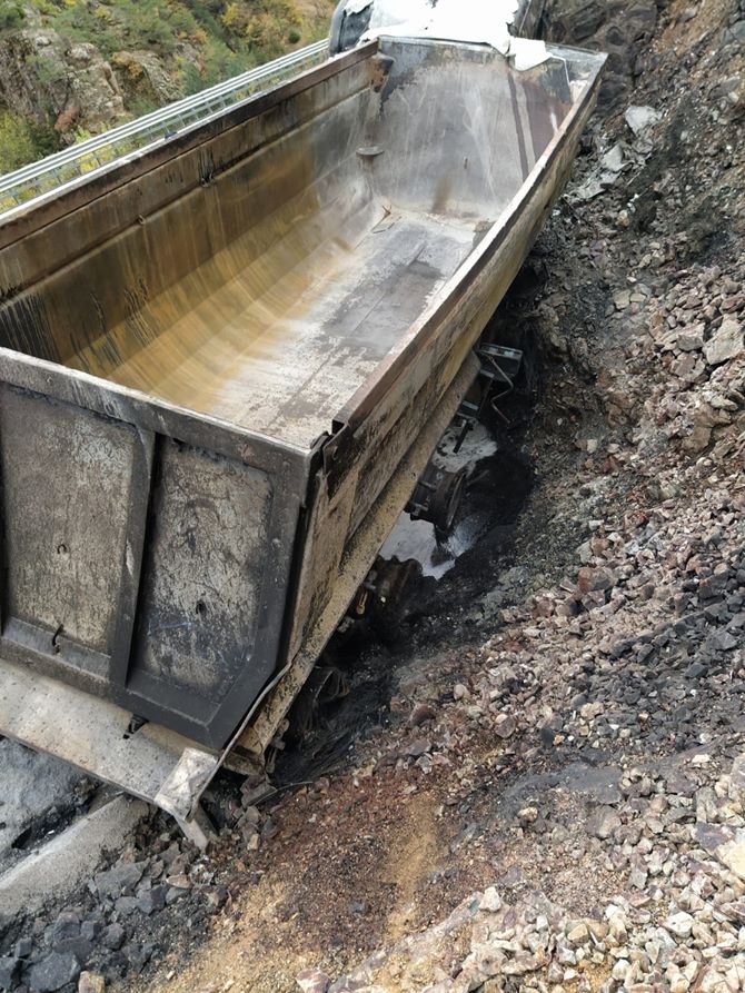 Gümüşhane'de Kamyon Yandı 16