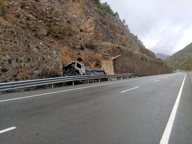 Gümüşhane'de Kamyon Yandı 19