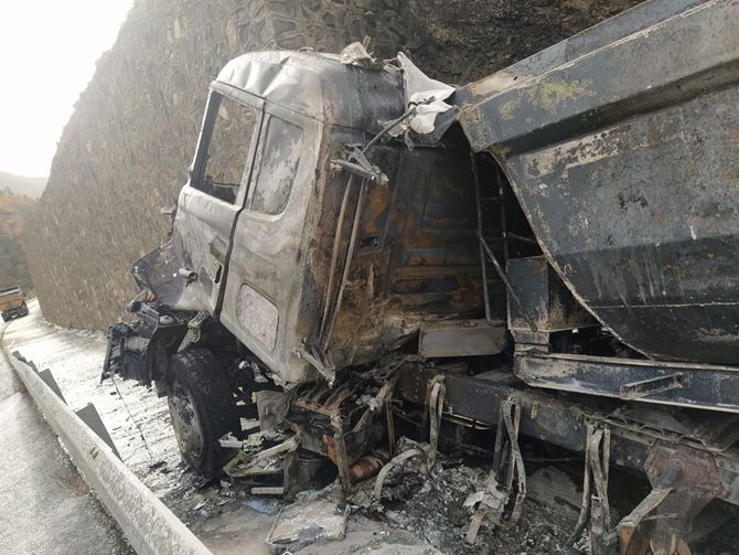 Gümüşhane'de Kamyon Yandı 2