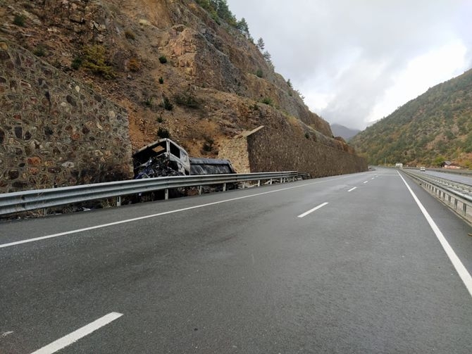 Gümüşhane'de Kamyon Yandı 20