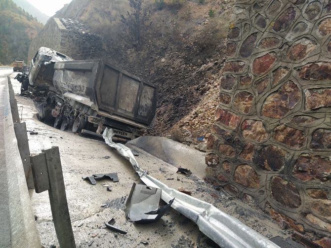 Gümüşhane'de Kamyon Yandı 7