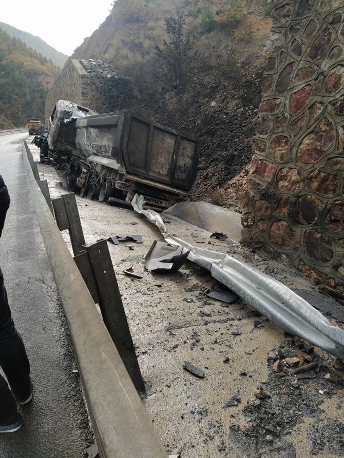 Gümüşhane'de Kamyon Yandı 8