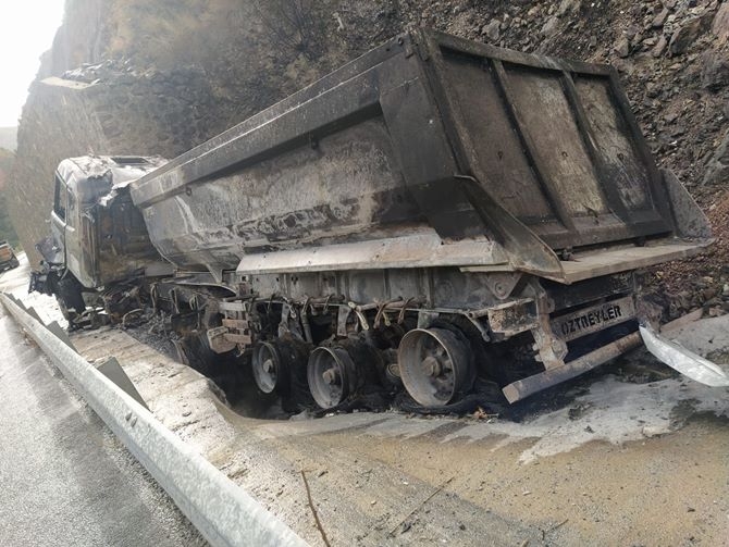 Gümüşhane'de Kamyon Yandı 9