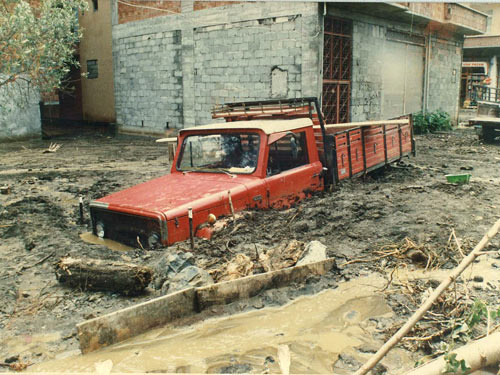 1990 SEL FELAKETİNDEN GÖRÜNTÜLER 1