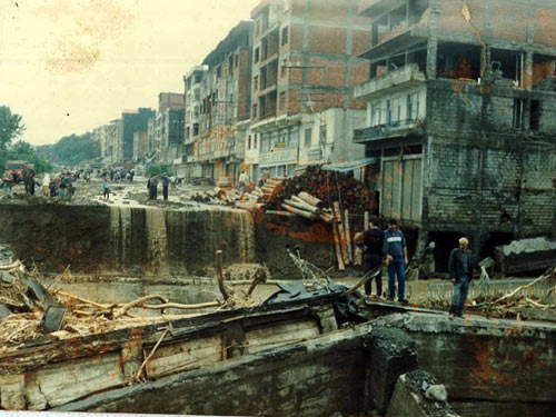 1990 SEL FELAKETİNDEN GÖRÜNTÜLER 11